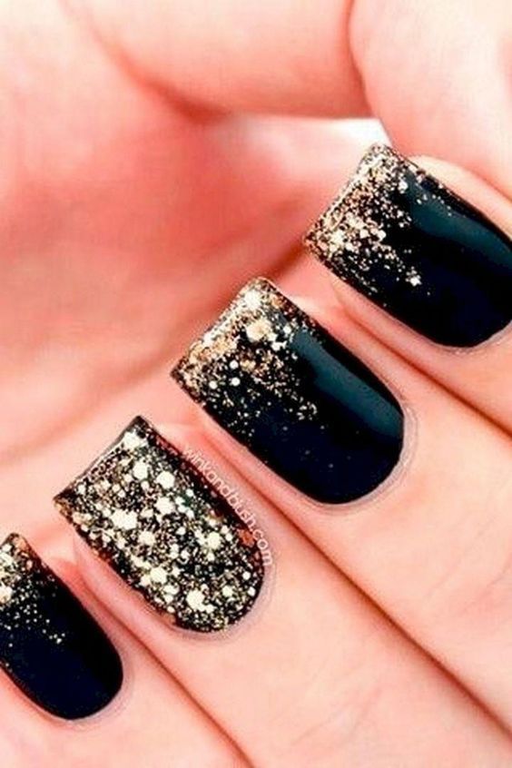 Best New Year's Eve nails designs and mani inspo for 2023/2024