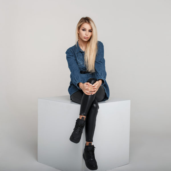 20+ Timeless Outfits With A Jean Jacket To Replicate Now Timeless Outfits With A Jean Jacket + Styling Ideas