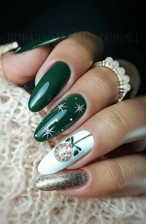 Green Christmas Nails | Travel Beauty Blog